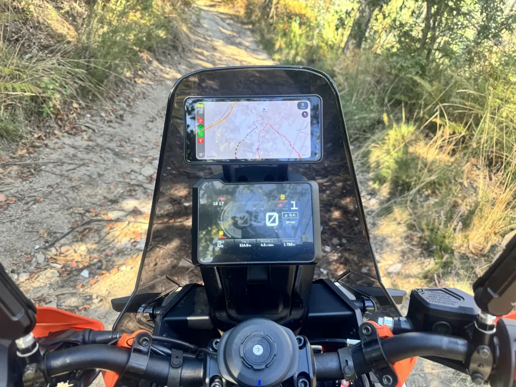 grandnavi M630 Pro running OffTrail in direct sunlight, showing reflections on the glossy screen